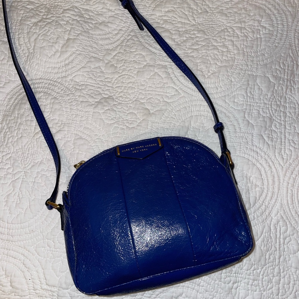 Blue Marc Jacobs crossbody purse with adjustable strap